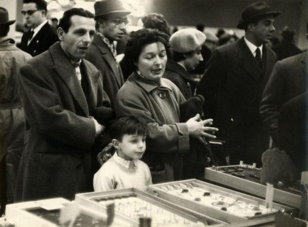 Milano - Rinascente - Grandi magazzini - Interno - Donne, uomini e bambini tra le corsie - Banco con flipper - Merce - Giocattoli