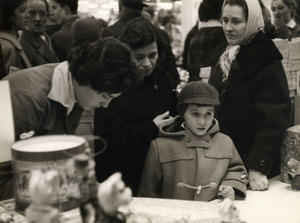 Milano - Upim - Grandi magazzini - Interno - Donne e bambino tra le corsie davanti a un banco - Merce - Giocattoli