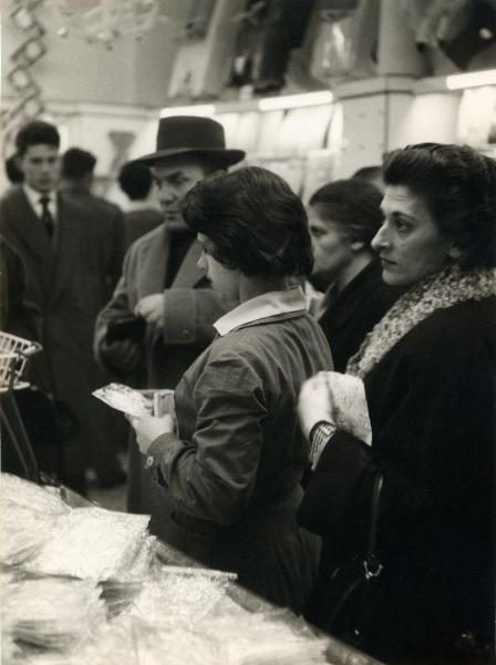 Milano - Upim - Grandi magazzini - Interno - Donne e uomini in coda alla cassa - Banco con merce