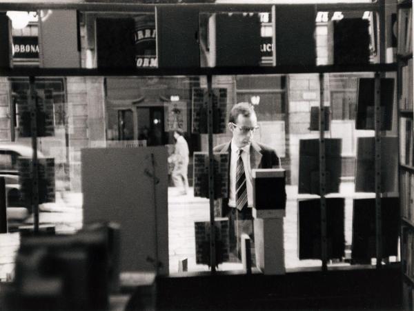 Milano - Libreria Vallardi - Veduta dall'interno verso l'esterno - Uomo alla vetrina - Scaffali, libri