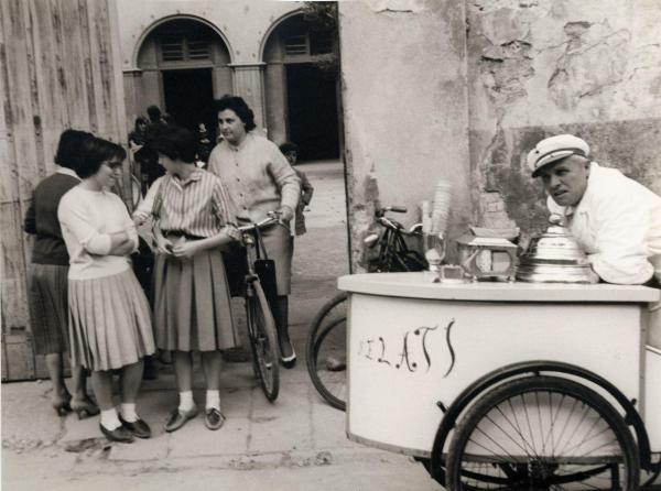 Lucca (LU) - Collegio delle monache - Esterno - Ingresso - Ragazze, studentesse - Ambulante con carretto del gelato