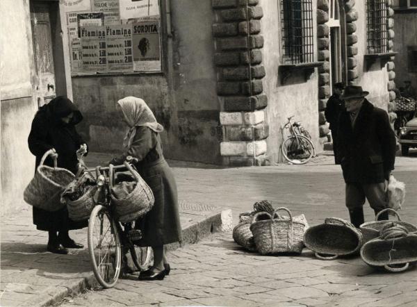 Pescia (PT) - Strada - Mercato del sabato - Donne e uomini - Vendita ceste in vimini - Bicicletta - Spesa