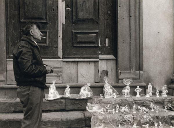 Pescia (PT) - Strada - Venditore ambulante - Merce: statuine