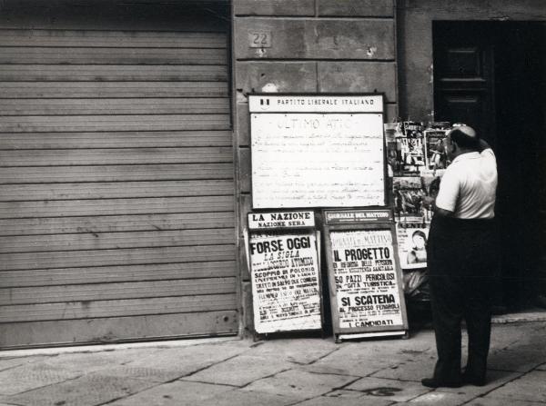 Toscana - Strada - Edicola - Muro - Locandine con le notizie dei giornali - Bacheca politica: Partito Liberare Italiano - Riviste - Uomo