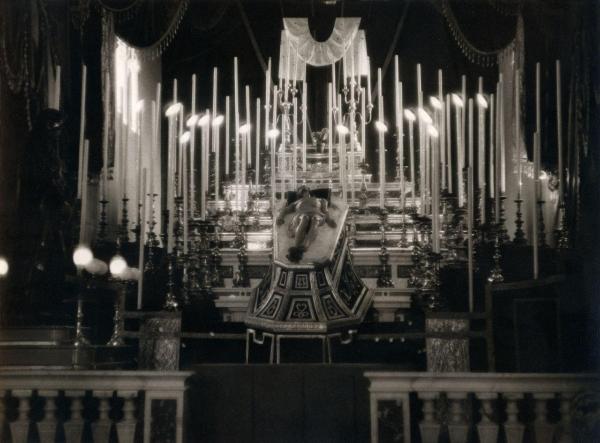 Capannori (LU): frazione San Gennaro - Chiesa - Interno - Altare con la statua del Cristo morto - Pasqua - Venerdì santo