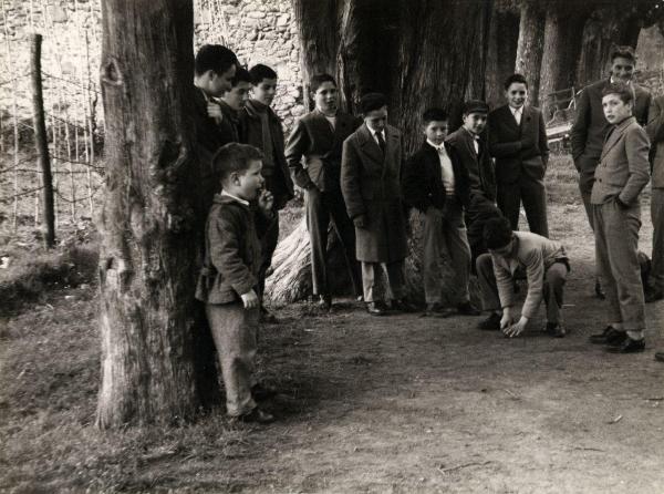 Capannori (LU): frazione San Gennaro - Esterno - Strada - Viale alberato, alberi - Gruppo di giovani e bambini - Gioco - Pasqua - Venerdì santo