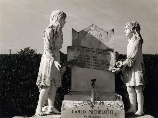 Pescia (PT) - Cimitero - Esterno - Monumento sepolcrale a Carlo Michelotti