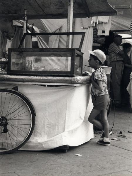 Pistoia (PT) - Esterno - Mercato - Banco di un venditore ambulante - Bambino