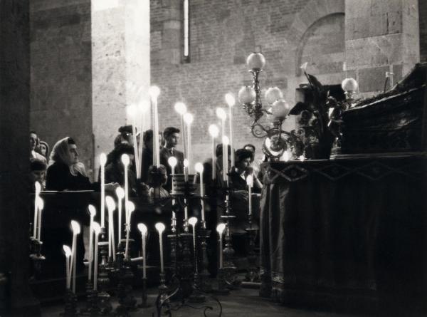 Lucca (LU) - Chiesa - Interno - Altare con la statua del Cristo morto - Fedeli - Pasqua - Venerdì santo