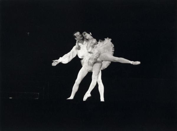 Milano - Teatro Nuovo - Grand Ballet du Marquis de Cuevas - Balletto: "Blame el noir" - Ballerina con ballerino, coppia, in scena sul palco