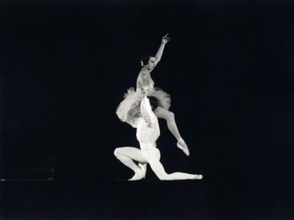 Milano - Teatro Nuovo - Grand Ballet du Marquis de Cuevas - Balletto: "Blame el noir" - Ballerina con ballerino, coppia, in scena sul palco