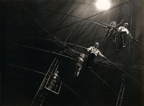 Milano - Circo Togni - Spettacolo, esibizione - Acrobati, equilibristi funamboli, russi in scena