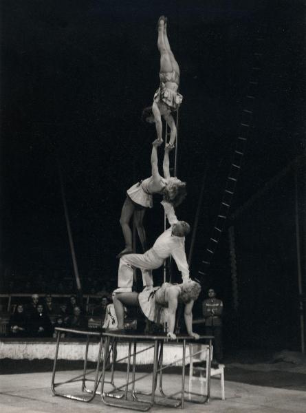 Milano - Circo Togni - Spettacolo, esibizione - Equilibriste, acrobate, russe in scena