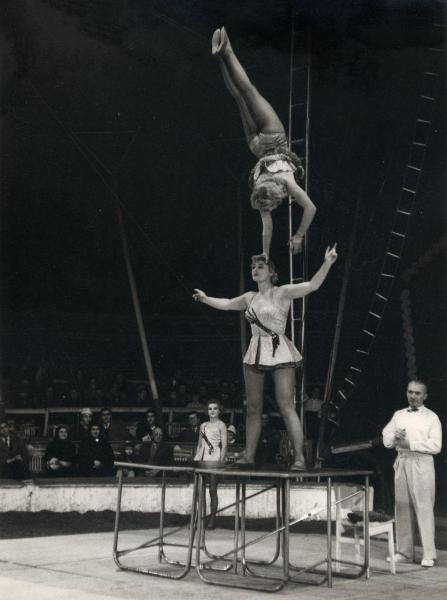 Milano - Circo Togni - Spettacolo, esibizione - Coppia di equilibriste, acrobate, russe in scena