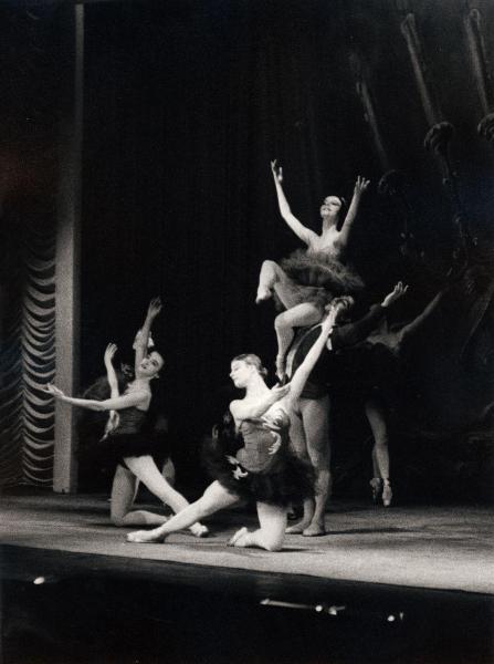 Milano - Teatro Nuovo - American Festival Ballet - Balletto: "Concerto classico" da Händel - Ballerine e ballerini in scena sul palco - Grande finale