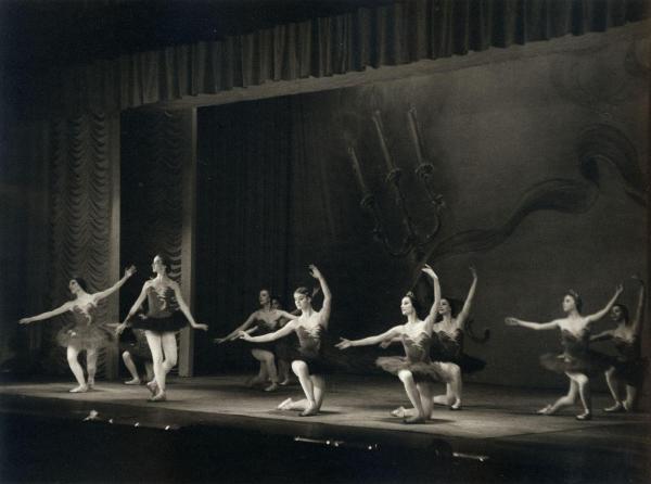 Milano - Teatro Nuovo - American Festival Ballet - Balletto: "Concerto classico" da Händel - Ballerine e ballerini in scena sul palco