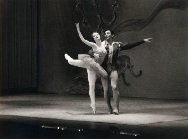 Milano - Teatro Nuovo - American Festival Ballet - Balletto: "Concerto classico" da Händel - Ballerina e ballerino, coppia, in scena sul palco