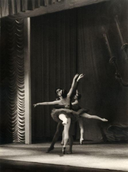 Milano - Teatro Nuovo - American Festival Ballet - Balletto: "Concerto classico" da Händel - Ballerine e ballerino in scena sul palco