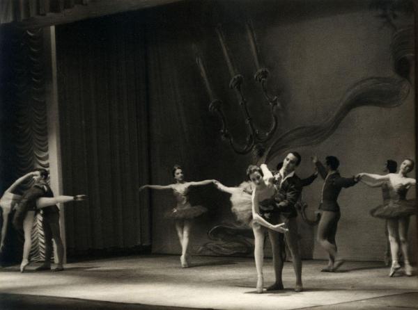 Milano - Teatro Nuovo - American Festival Ballet - Balletto: "Concerto classico" da Händel - Ballerine e ballerini in scena sul palco