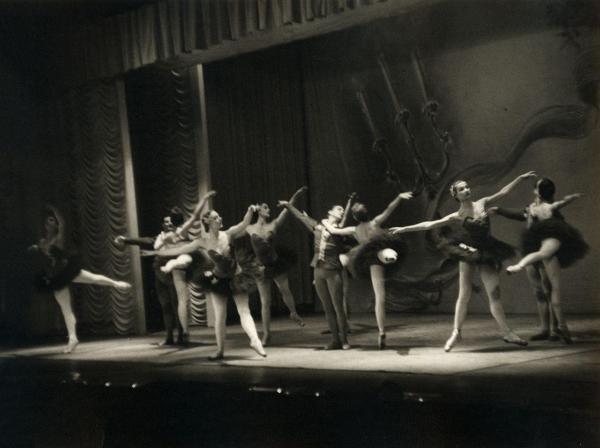 Milano - Teatro Nuovo - American Festival Ballet - Balletto: "Concerto classico" da Händel - Ballerine e ballerini in scena sul palco