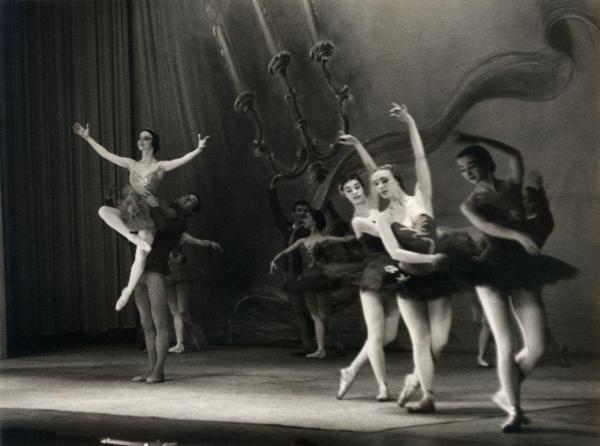 Milano - Teatro Nuovo - American Festival Ballet - Balletto: "Concerto classico" da Händel - Ballerine e ballerini in scena sul palco - Christine Hennessy, ballerina - Joseph Savino, ballerino