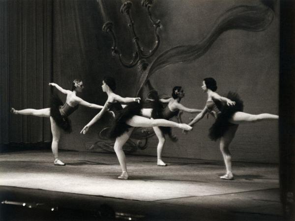 Milano - Teatro Nuovo - American Festival Ballet - Balletto: "Concerto classico" da Händel - Ballerine in scena sul palco