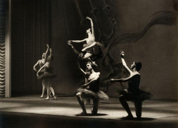 Milano - Teatro Nuovo - American Festival Ballet - Balletto: "Concerto classico" da Händel - Ballerine e ballerino in scena sul palco