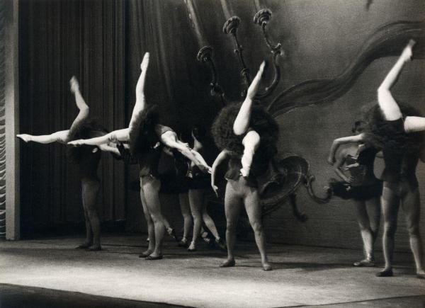 Milano - Teatro Nuovo - American Festival Ballet - Balletto: "Concerto classico" da Händel - Ballerine e ballerini in scena sul palco