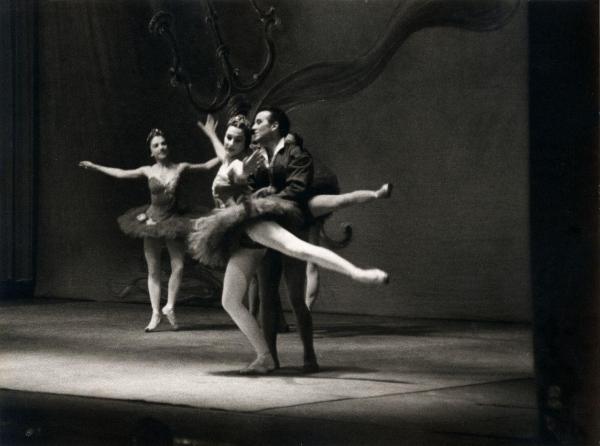 Milano - Teatro Nuovo - American Festival Ballet - Balletto: "Concerto classico" da Händel - Ballerine e ballerini in scena sul palco