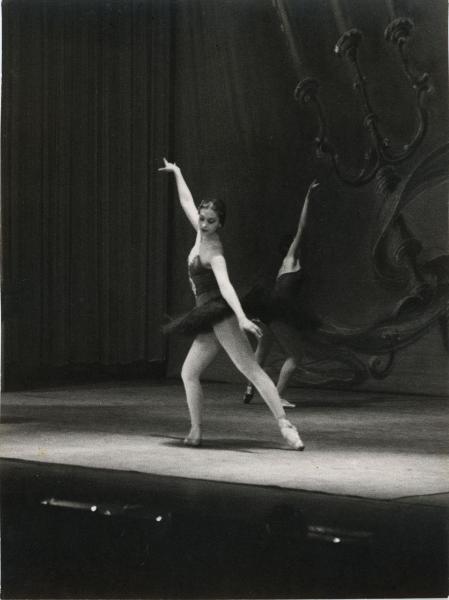 Milano - Teatro Nuovo - American Festival Ballet - Balletto: "Concerto classico" da Händel - Ballerine in scena sul palco