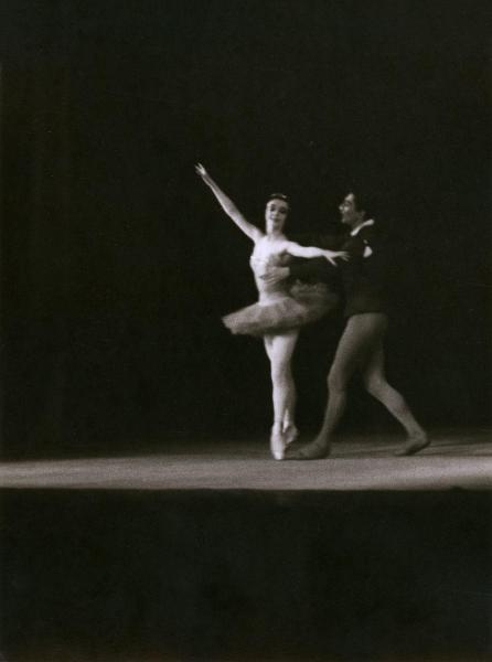 Milano - Teatro Nuovo - American Festival Ballet - Balletto: "Concerto classico" da Händel - Ballerina e ballerino in scena sul palco - Pas de deux