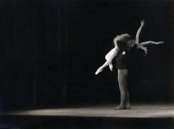 Milano - Teatro Nuovo - American Festival Ballet - Balletto: "Concerto classico" da Händel - Ballerina e ballerino in scena sul palco - Pas de deux