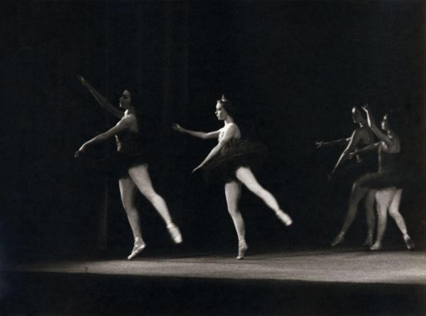 Milano - Teatro Nuovo - American Festival Ballet - Balletto: "Concerto classico" da Händel - Ballerine in scena sul palco