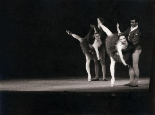 Milano - Teatro Nuovo - American Festival Ballet - Balletto: "Concerto classico" da Händel - Ballerine e ballerini in scena sul palco