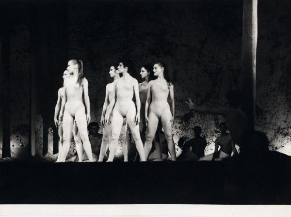 Teatro - Spettacolo - Ballerine in scena sul palco