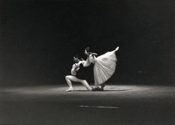 Milano - Teatro dell'Arte (Triennale di Milano) - Balletto: "Uno spettacolo di balletti" - Ballerine e ballerino in scena sul palco - Pas de deux