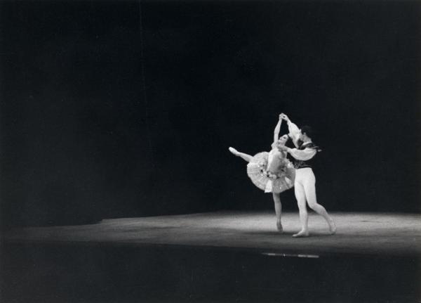 Milano - Teatro dell'Arte (Triennale di Milano) - Balletto: "Uno spettacolo di balletti" - Ballerine e ballerino in scena sul palco - Pas de deux