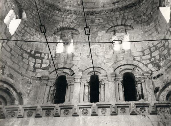 Monte Sant'Angelo (FG) - Battistero di San Giovanni in Tumba (detto Tomba di Rotari) - Interno - Torre - Tamburo ottagonale della cupola emisferica