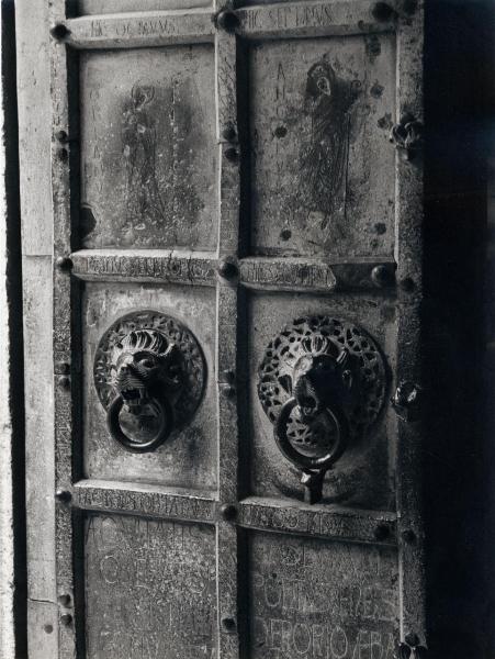 Scultura - Porta in bronzo - Picchiotti (battenti) a testa di leone - Formelle incise - Troia (FG) - Cattedrale di Santa Maria Assunta - Esterno - Porta