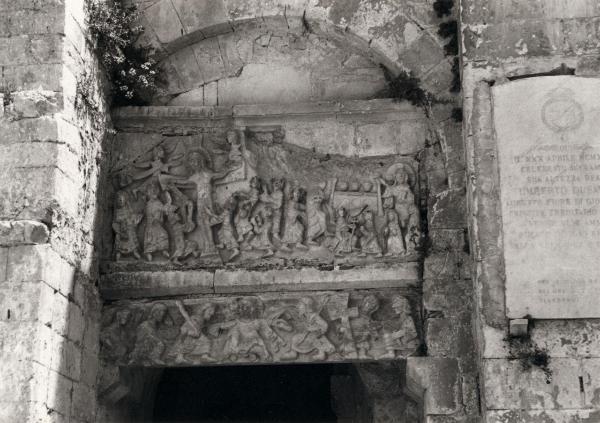 Scultura - Bassorilievo - Passione di Cristo - Monte Sant'Angelo (FG) - Battistero di San Giovanni in Tumba (detto Tomba di Rotari) - Esterno - Portale