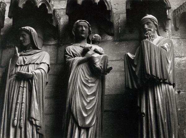 Scultura - Statue - Presentazione al Tempio, sec. XIII - Francia - Amiens - Cattedrale Notre-Dame - Facciata principale ovest - Portale della Vergine, di destra