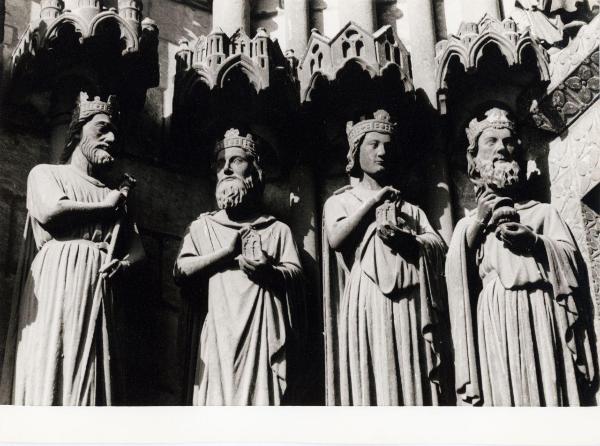 Scultura - Statue - Erode e i Re Magi, sec. XIII - Francia - Amiens - Cattedrale Notre-Dame - Facciata principale ovest - Portale della Vergine, di destra