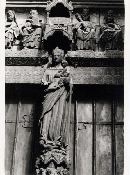 Scultura - Statua - Maria Vergine con bambino, sec. XIII - Francia - Amiens - Cattedrale Notre-Dame - Facciata principale ovest - Portale della Vergine, di destra