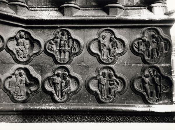 Scultura - Bassorilievi in formelle - Vizi e Virtù (?), sec. XIII - Francia - Amiens - Cattedrale Notre-Dame - Facciata