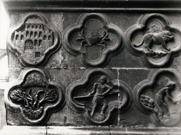 Scultura - Bassorilievi in formelle - Mesi e segni dello zodiaco, sec. XIII - Francia - Amiens - Cattedrale Notre-Dame - Facciata