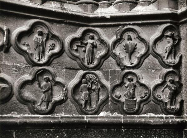 Scultura - Bassorilievi in formelle - Mesi e segni dello zodiaco, sec. XIII - Francia - Amiens - Cattedrale Notre-Dame - Facciata