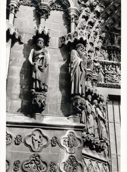 Scultura - Statue - Scorcio del portale centrale, sec. XIII - Francia - Amiens - Cattedrale Notre-Dame - Facciata principale ovest - Portale centrale - Giudizio universale