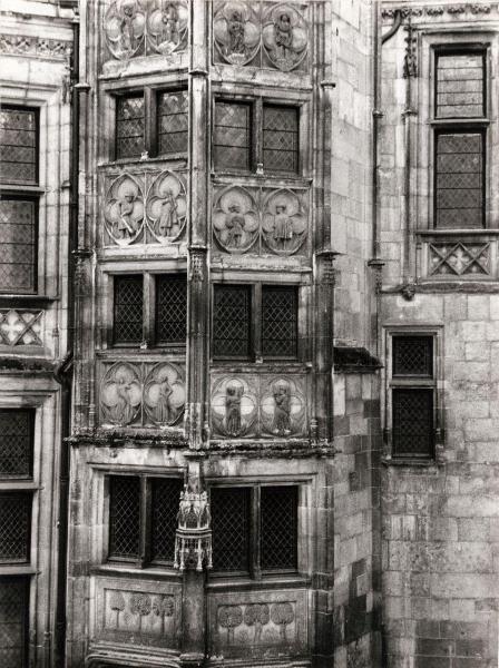 Francia - Bourges - Palazzo Jacques-Cœur - Esterno - Cortile interno - Facciata - Bassorilievi e finestre