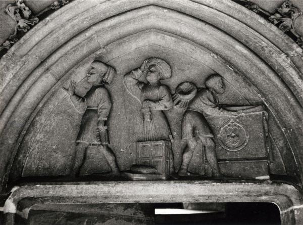 Francia - Bourges - Palazzo Jacques-Cœur - Esterno - Cortile interno - Porta - Lunetta con Scultura - Bassorilievo