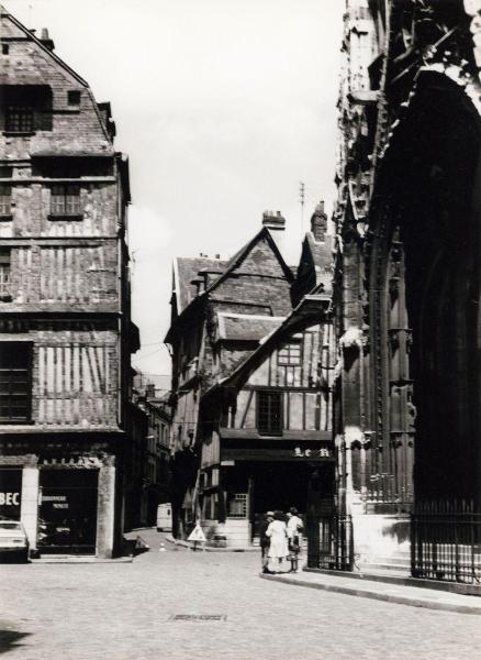 Francia - Rouen - Piazza Barthélémy - Quartiere di Saint Maclou - Chiesa di San Maclovio (Saint-Maclou), portale - Esterno - Architettura tradizionale francese - Case a graticcio